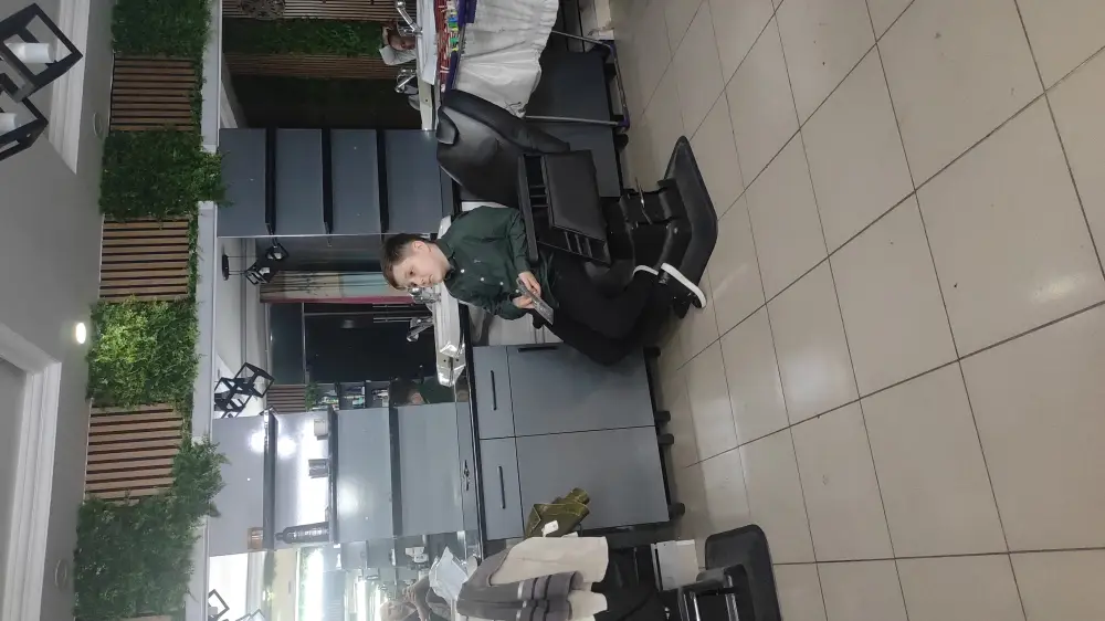 Kisi salonuna berber teleb olunur