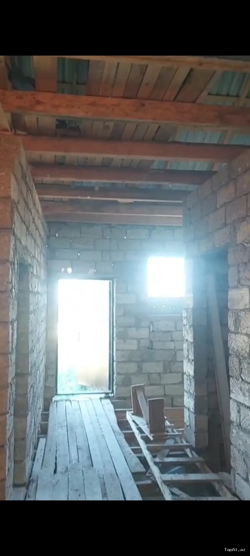 Kürdəxanı qəsəbəsində 2 sotun içində 3 otaqlı natamam həyət evi satılır. Zal, mətbəx var. Yaşamaq mümkündür. Su və işıq var, qaz yoxdur. Bələdiyyə sənədi. Maral Rəhməzadə küçəsi 45. Qiymət: 35 000 AZN