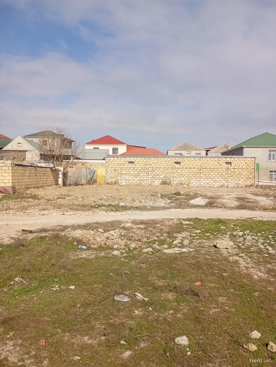 Mehdiabad 3sot umumi qiyməti 10500manat qaz su işıq xəttləti hamsı sahənin yanındadı ətrafı yaşıyışdı kənd təsarüffatı təyinatlıdı  yerleşmə yeri əsas yoldan 750metr icəridə sahəyə qeder asfalt yol va