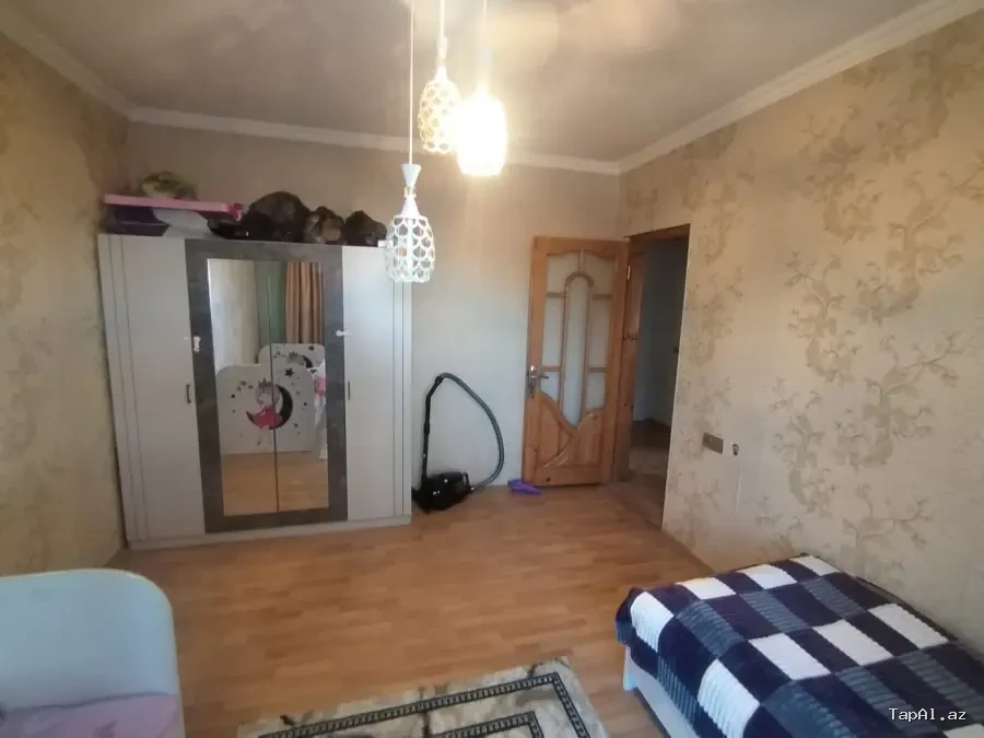 4 otaqlı 90 kvadratdı 2 sotun içinde yerləşir  .     Qiymeti 54000
