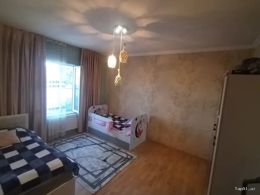 4 otaqlı 90 kvadratdı 2 sotun içinde yerləşir  .     Qiymeti 54000